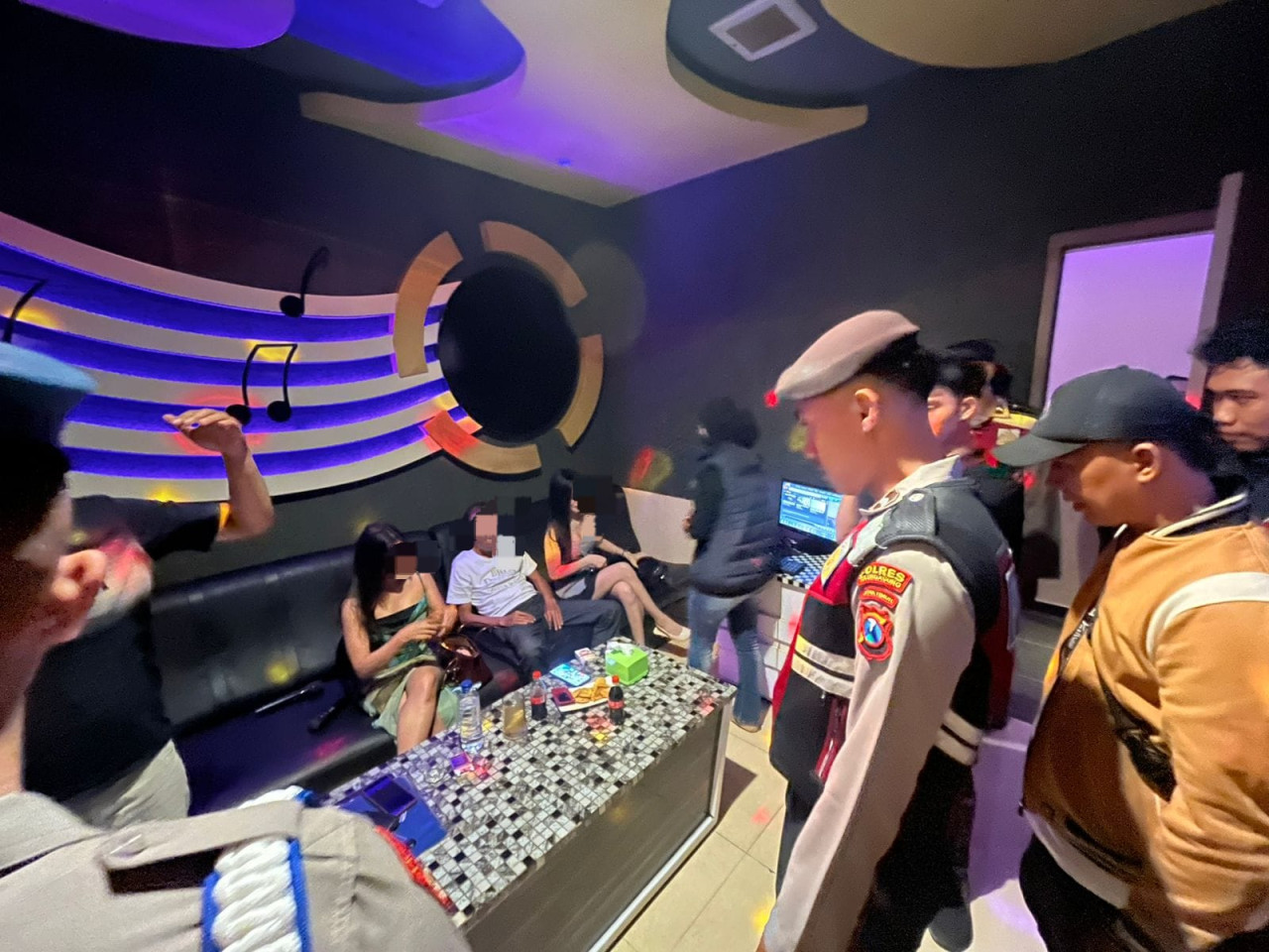 Foto: Satresnarkoba Polres Tulungagung saat melakukan razia. (Polres Tulungagung/jatimnow.com)