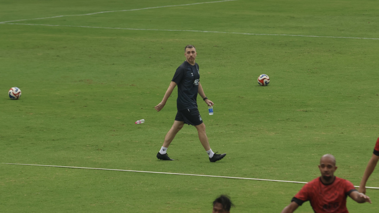 Pelatih baru Persik Kediri Marcos Reina saat memimpin latihan. (Foto: Persik Kediri/jatimnow.com)