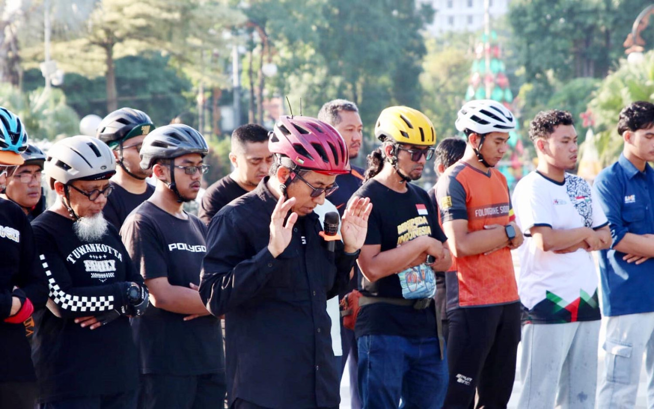 Duka untuk Aceh-Sumatra, Puluhan Pesepeda Gelar Salat Ghaib di Surabaya