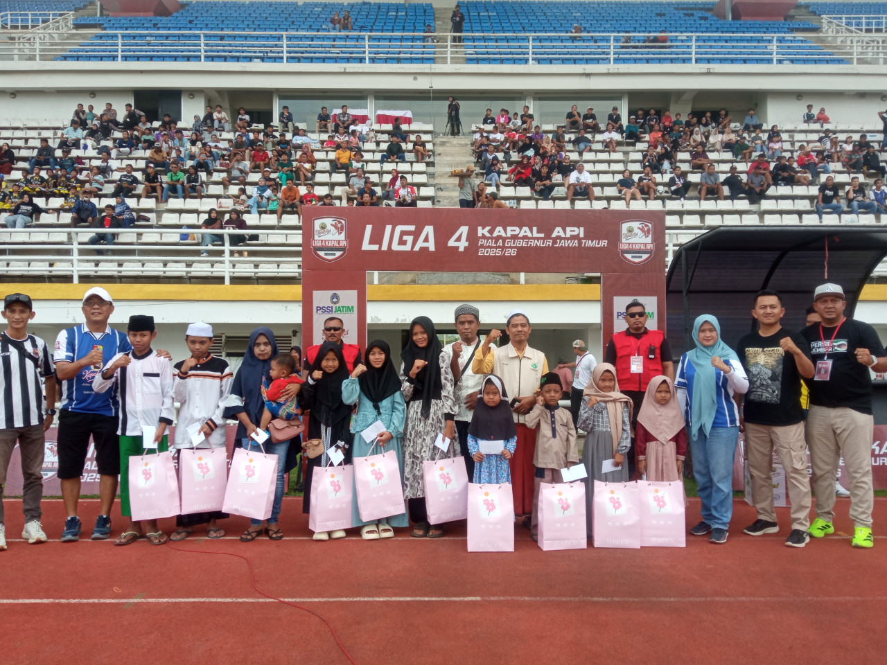 Foto: Kegiatan santunan sebelum pertandingan Persid Jember. (Sugianto/jatimnow.com)