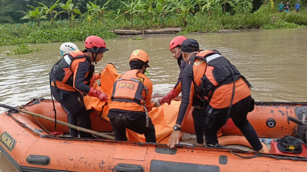 Foto: Tim SAR gabungan saat mengevakuasi korban dari sungai. (Bramanta/jatimnow.com)