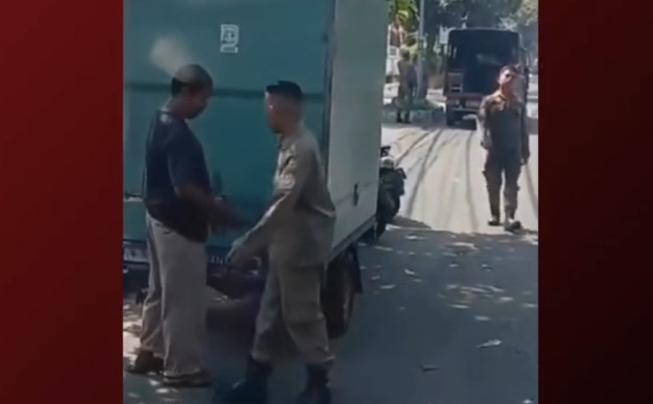 Video viral oknum Satpol PP Surabaya terima pungli (tangkapan layar)