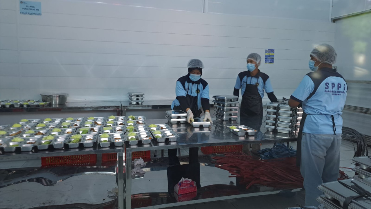 Foto: Aktivitas di salah satu SPPG di Kota Blitar. (Bramanta/jatimnow.com)