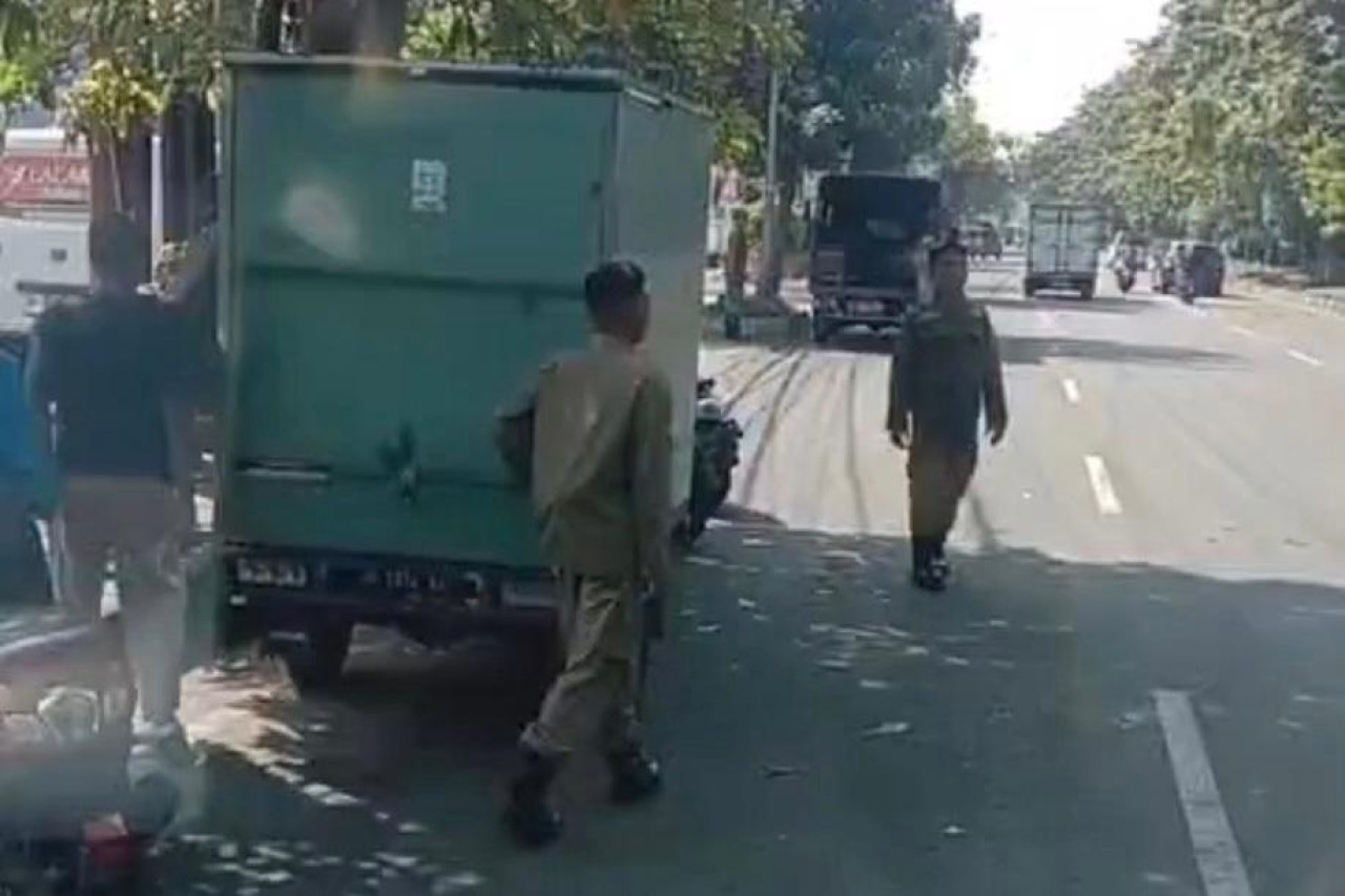 Oknum Satpol usai menerima pungli PKL (tangkapan layar)