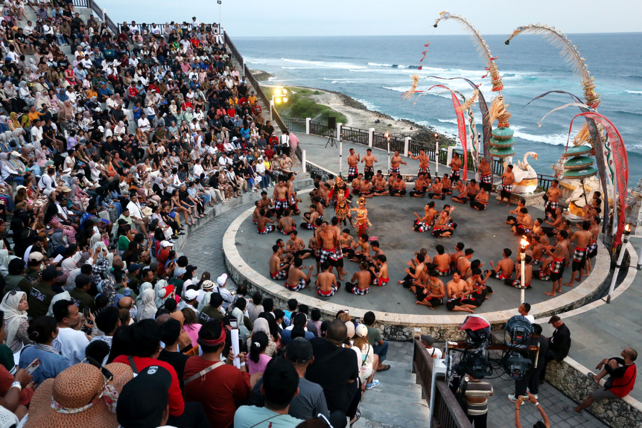 Foto: Menghidupkan Legenda Titi Situbanda dalam Harmoni Tari Kecak Bali