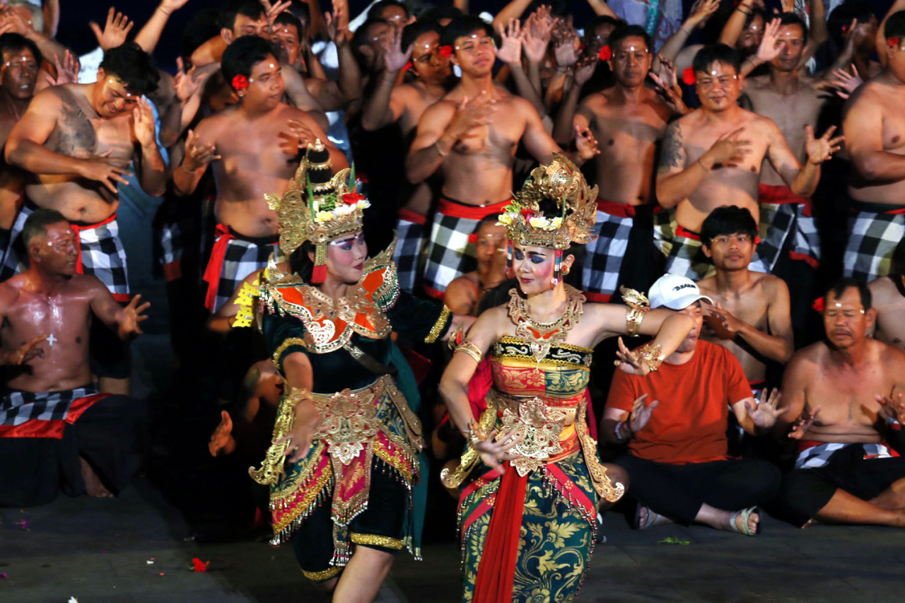 Gerak anggun penari Bali berpadu dengan lantunan Tari Kecak, menghidupkan fragmen epik Ramayana di hadapan penonton. (Foto: Ali Masduki/jatimnow.com)