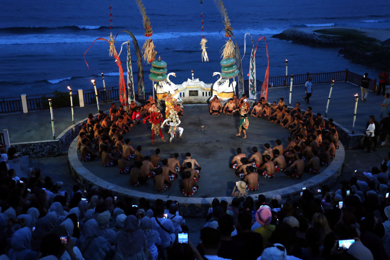 Pertunjukan Tari Kecak Bali berlatar pantai menjadi daya tarik wisata budaya, menampilkan kisah Ramayana dalam balutan seni tradisi. (Foto: Ali Masduki/jatimnow.com)