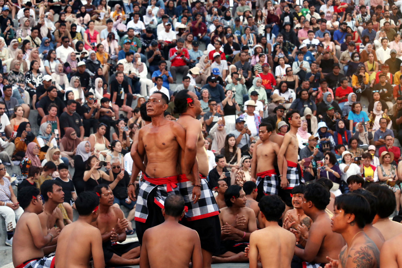 Ekspresi dan kekompakan penari Kecak Bali menjadi pusat perhatian, diiringi antusiasme penonton yang memenuhi tribun. (Foto: Ali Masduki/jatimnow.com)