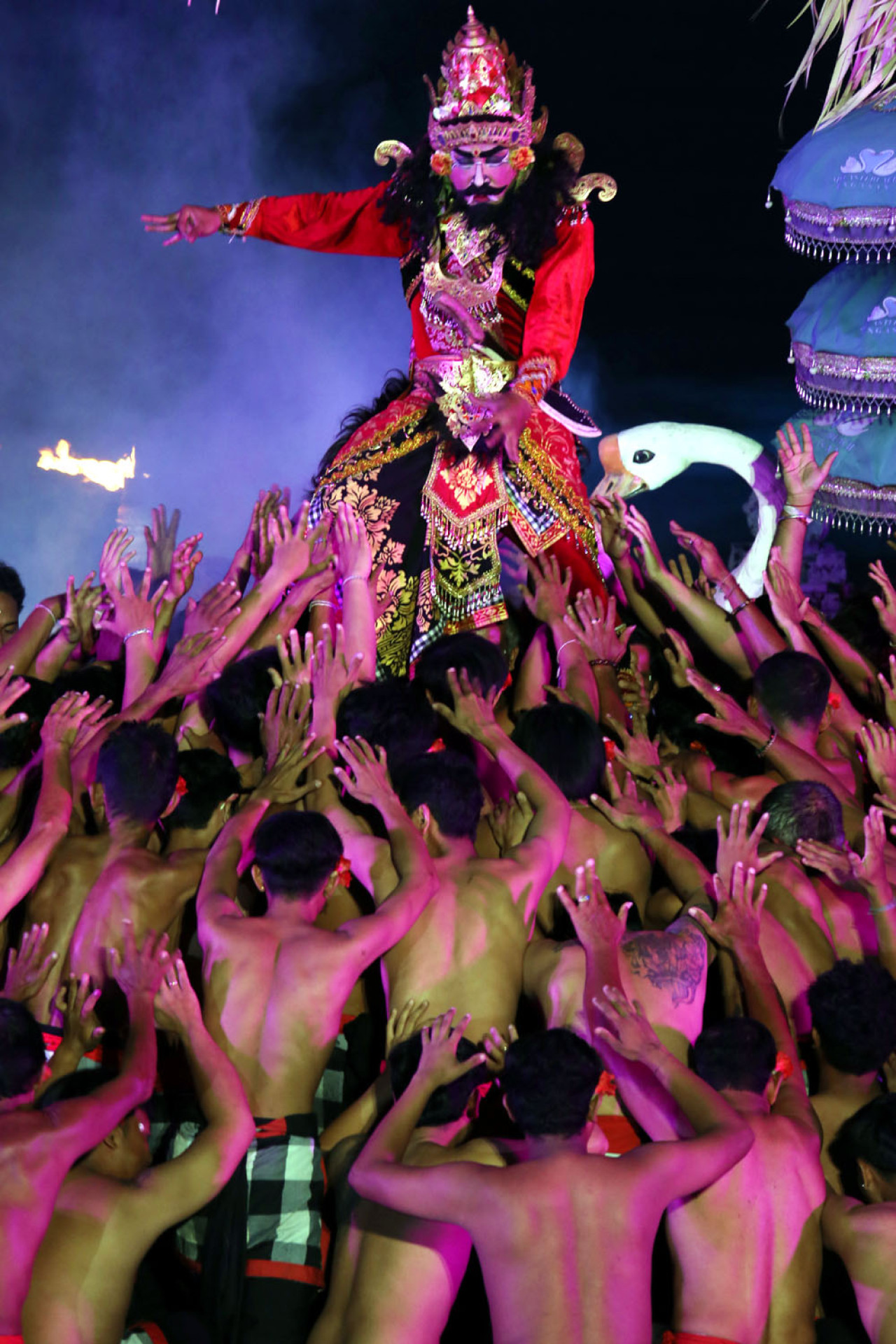 Simbol kekuasaan dan amarah Rahwana divisualkan melalui gerak tari dan komposisi penari Kecak yang mengangkat tokoh utama di atas panggung. (Foto: Ali Masduki/jatimnow.com)