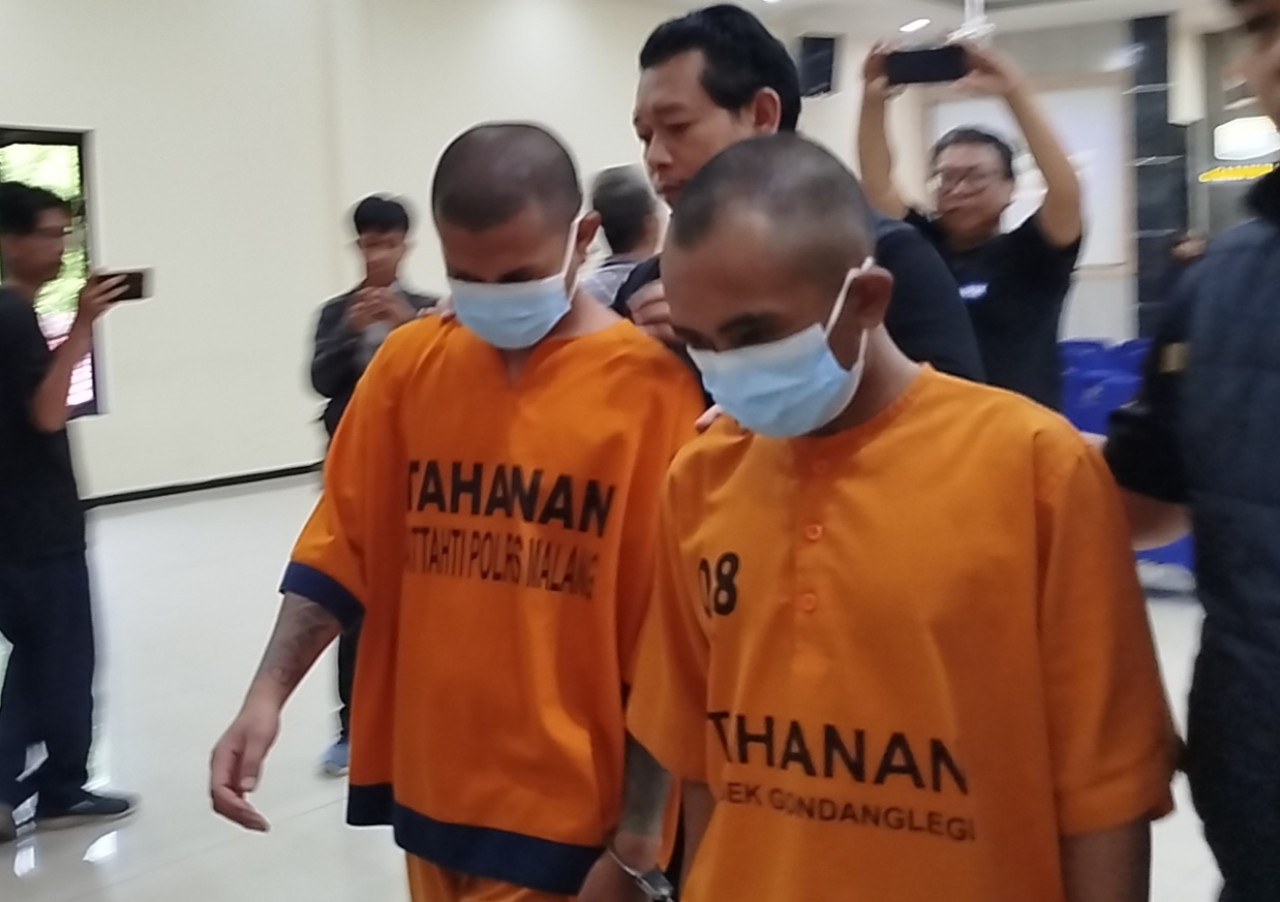 Foto: Tersangka M. Haidir Ali (kanan) saat diamankan Polres Malang. (Aris /jatimnow.com)