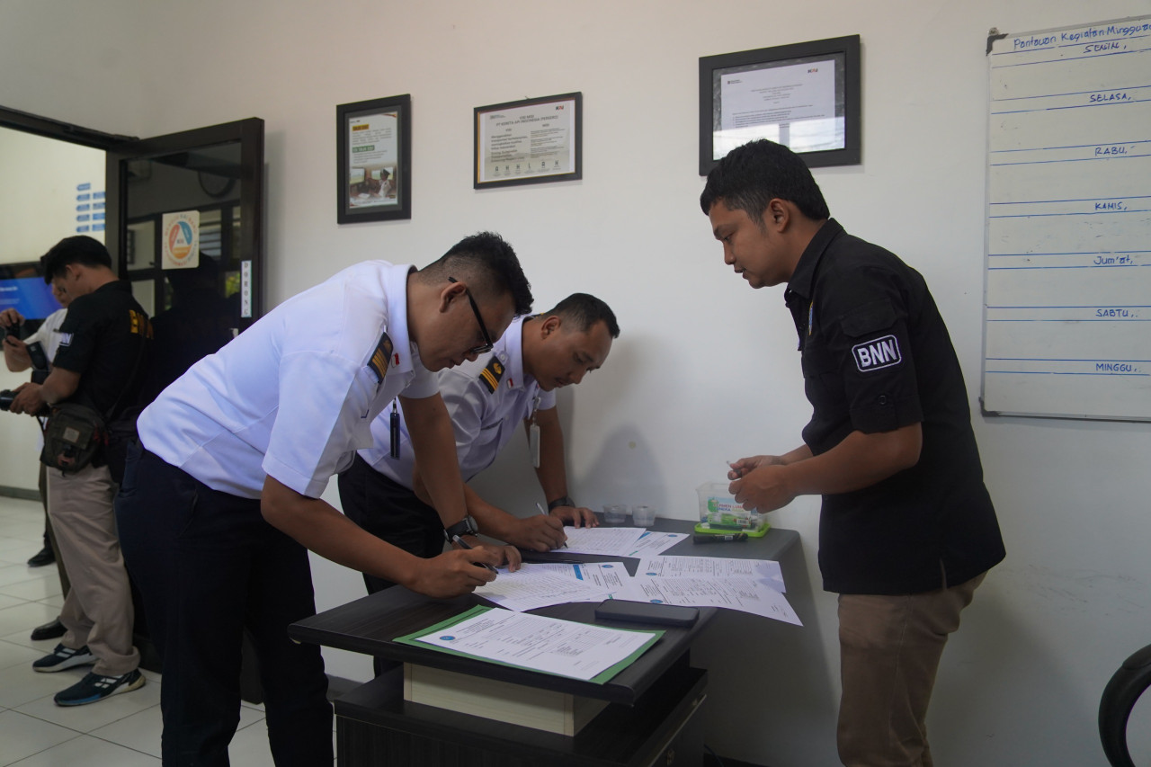 Foto: Petugas KAI Daop 7 Madiun mengikuti tes narkoba acak. (Daop 7 Madiun/jatimnow.com)