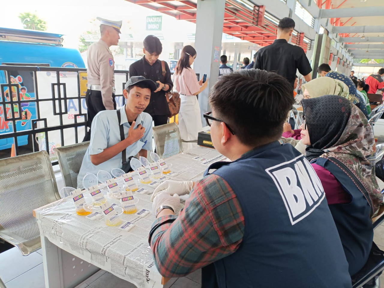 Foto: Awak bus di Terminal Gayatri Tulungagung saat menjalani tes urine. (Bramanta/jatimnow.com)