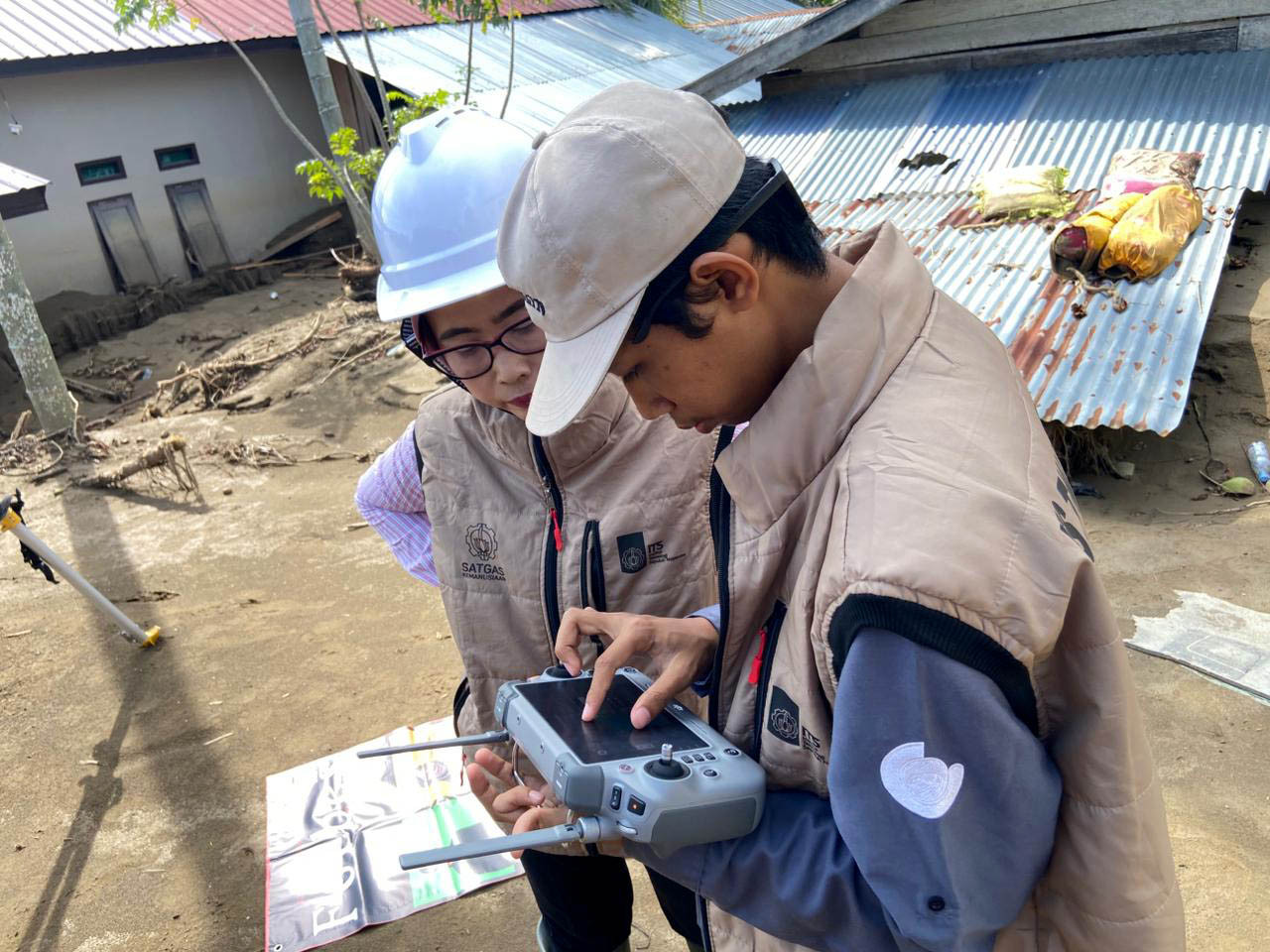 Tim Satgas Kemanusiaan ITS melakukan pemantauan wilayah terdampak bencana dengan perangkat drone. (Foto: Humas ITS/jatimnow.com)