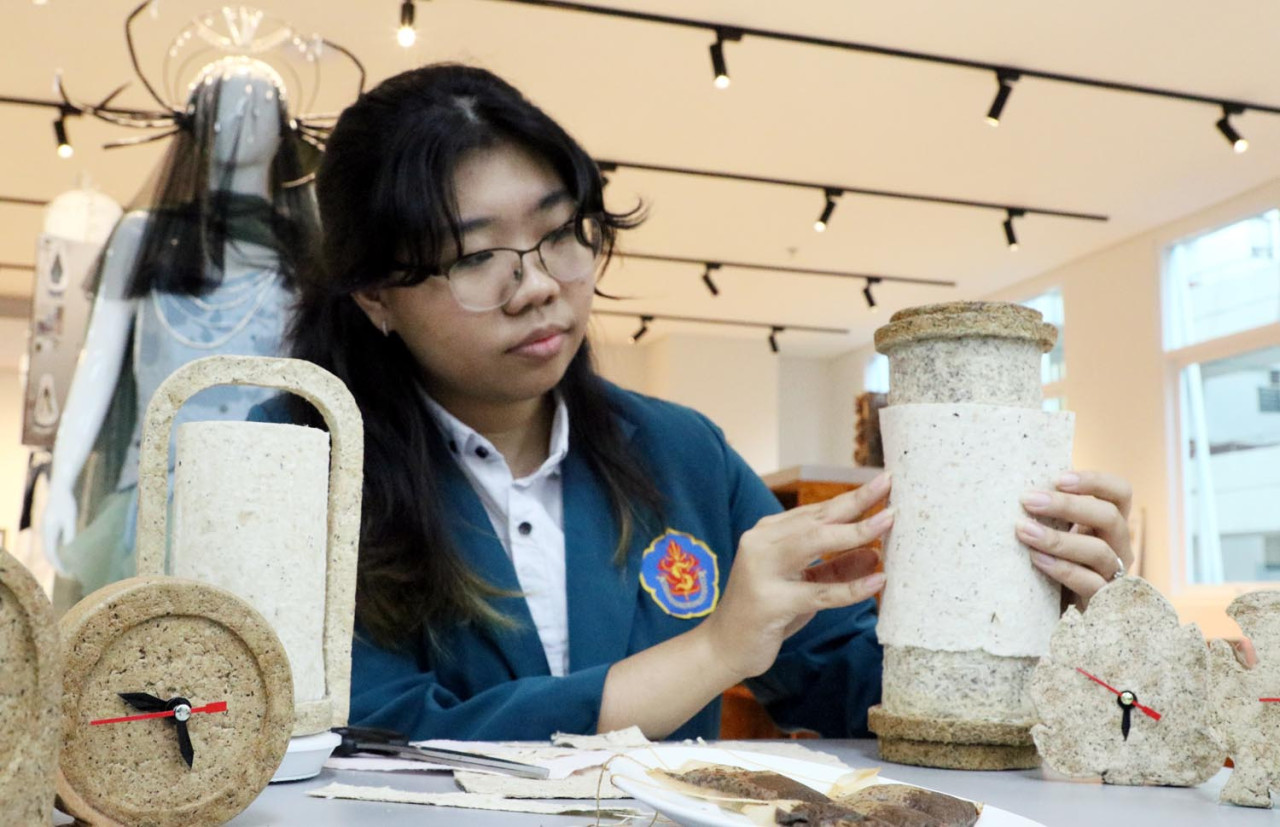 Mahasiswa Ubaya Sulap Kantong Teh Jadi Dekorasi Rumah Estetik & Berkelanjutan