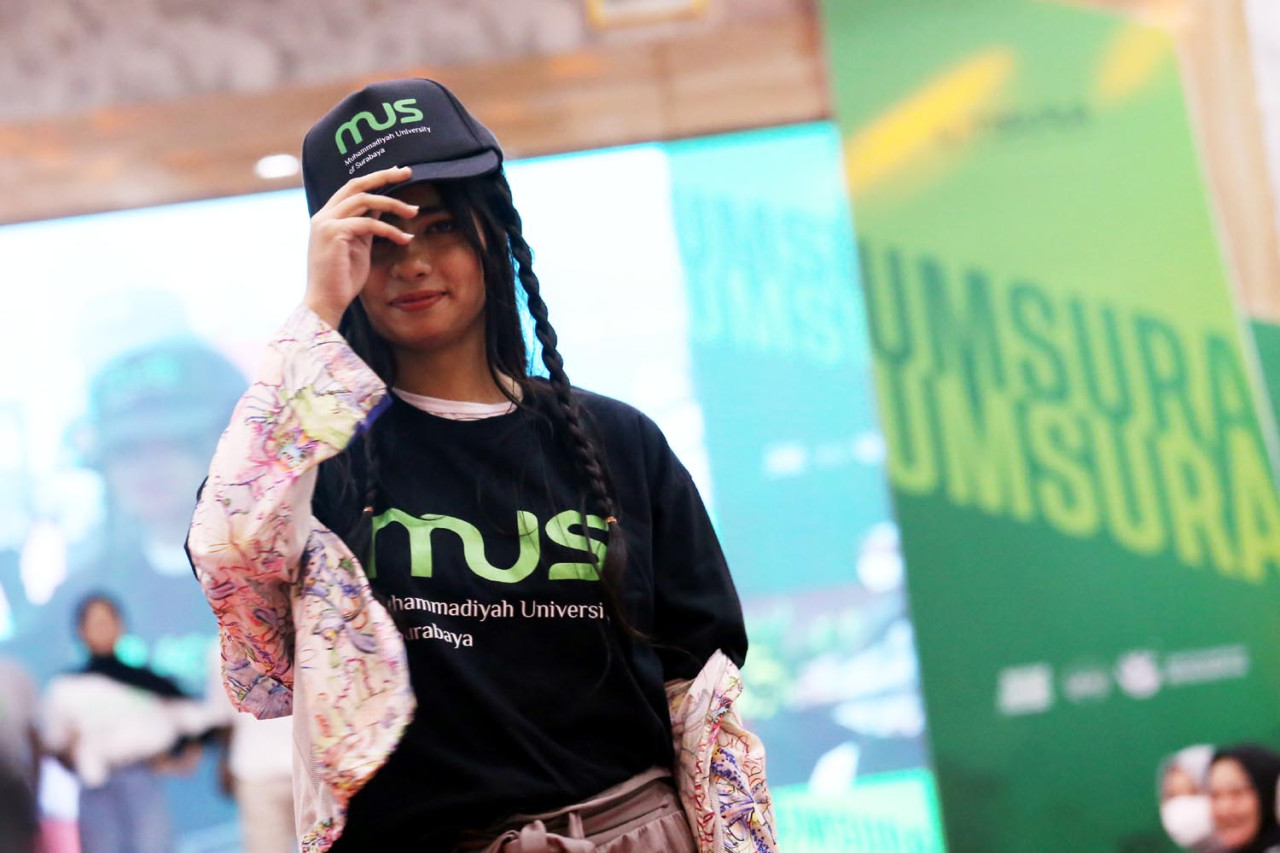Foto: Catwalk Fashion Show Perkenalkan Identitas Baru UMSURA