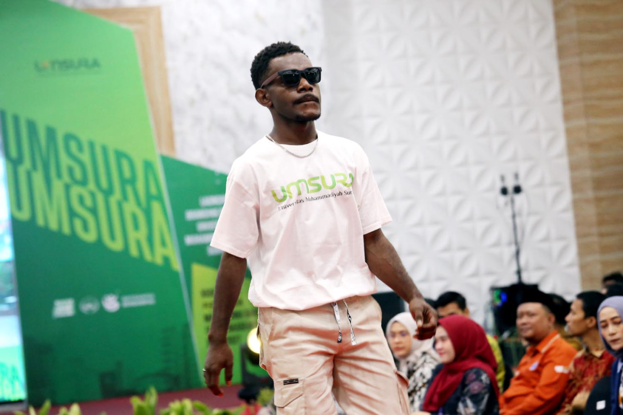 Mahasiswa asing turut tampil di runway Catwalk Fashion Show Rebranding UMSURA. Acara fashion show ini merupakan bagian dari perayaan rebranding yang memperkenalkan identitas dan wajah baru kampus. (Foto: Ali Masduki/jatimnow.com)