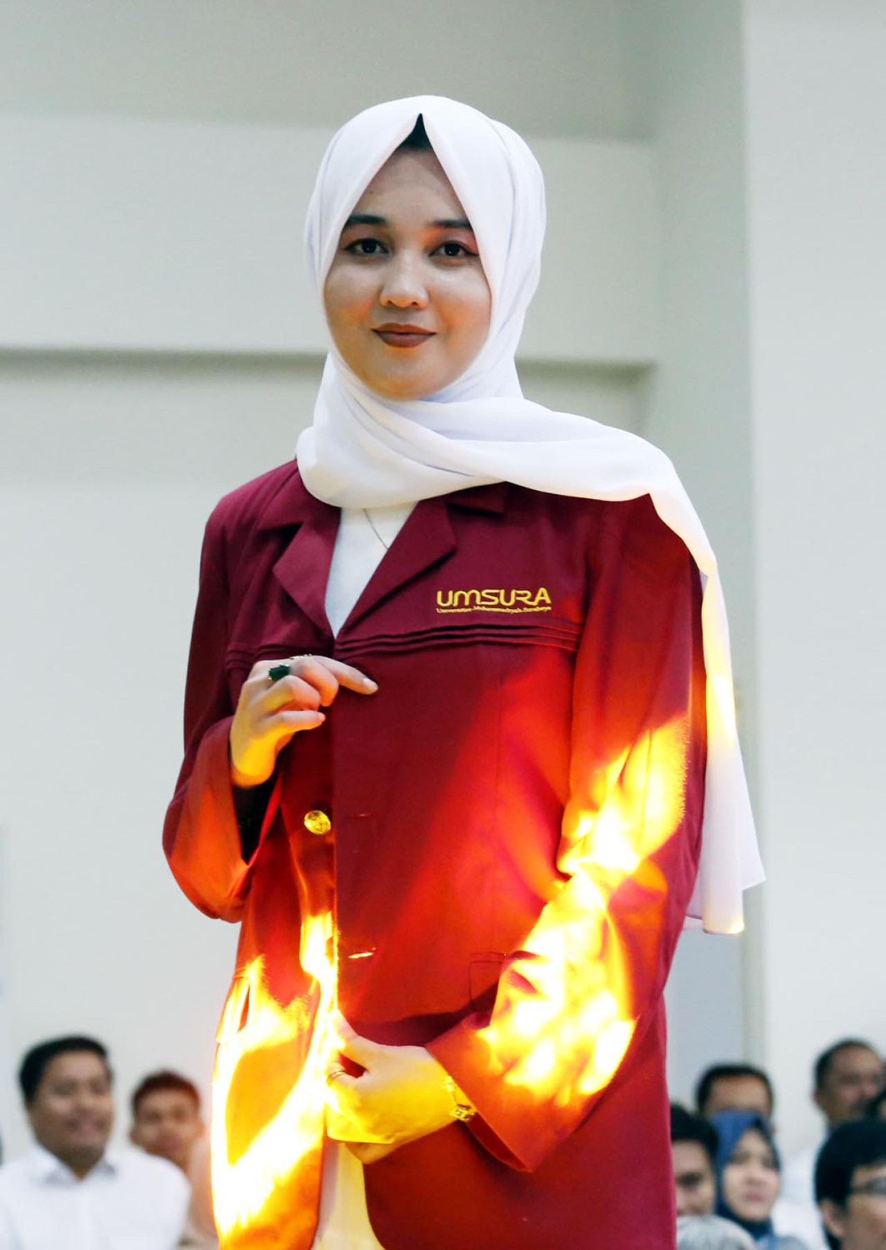 Mahasiswa mengenalkan atribut baru dalam acara runway Catwalk Fashion Show Rebranding UMSURA. Fashion show ini merupakan bagian dari perayaan rebranding yang memperkenalkan identitas dan wajah baru kampus.(Foto: Ali Masduki/jatimnow.com)