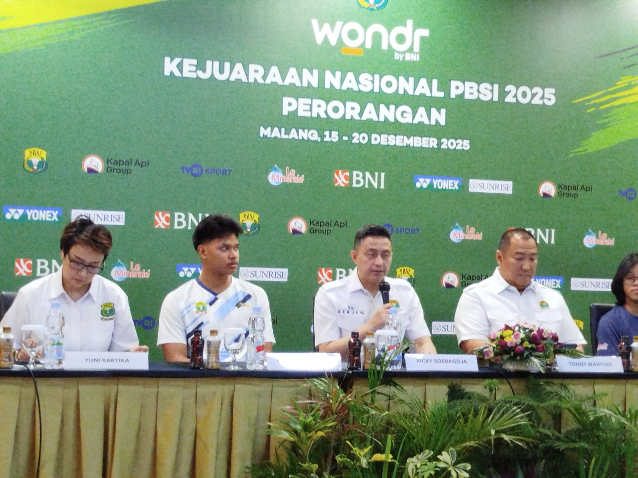 Foto: Sekjen PBSI Ricky Soebagdja (memegang mikrofon) jelang Kejurnas di Kota Malang untuk jaring atlet bulutangkis muda. (Aris/ Jatimnow)