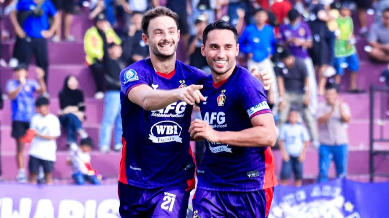 Foto: Jose Enrique dan Ezra Wallian saat merayakan gol kemenangan Persik Kediri. (Persik Kediri/jatimnow.com)