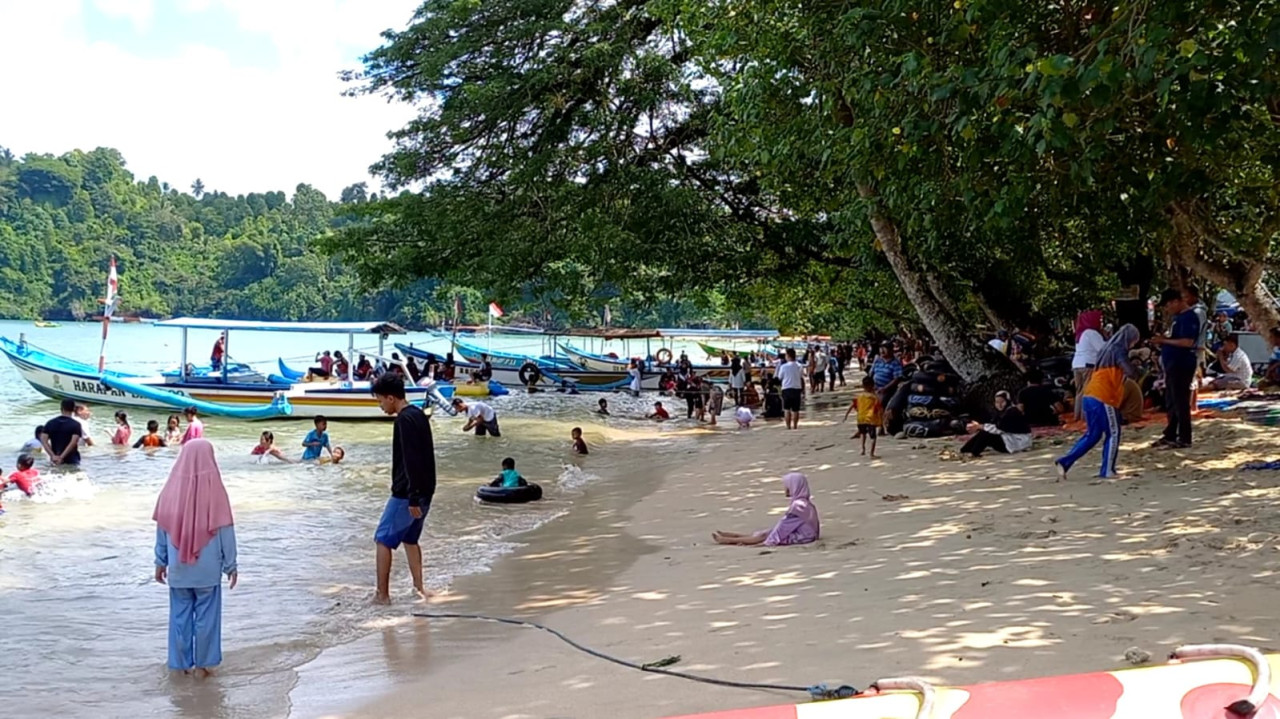 Foto: Wistawan saat berkunjung ke kawasan pantai di Trenggalek. (Bramanta/jatimnow.com)