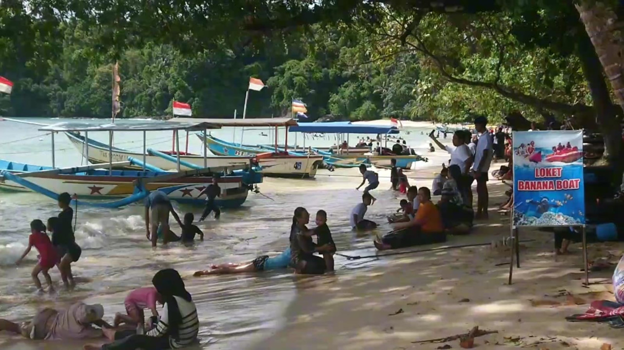 Foto: Wisatawan di kawasan pantai di Trenggalek. (Bramanta/jatimnow.com)