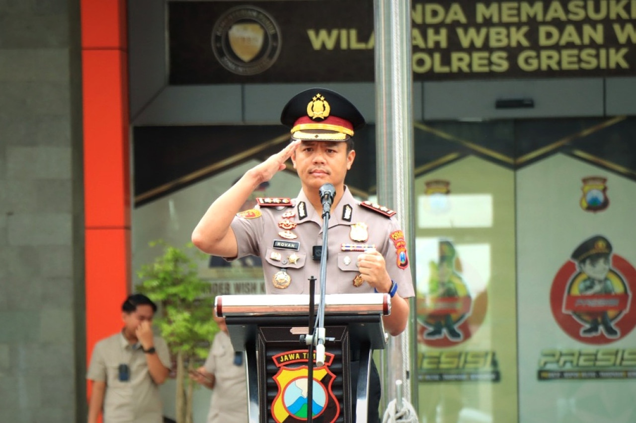 Kapolres Gresik AKBP Rovan Richard Mahenu saat memimpin apel terakhir di halaman Mapolres Gresik saat Apel Pagi Jam Pimpinan, Senin (5/1/2026). (Foto: Humas Polres Gresik)