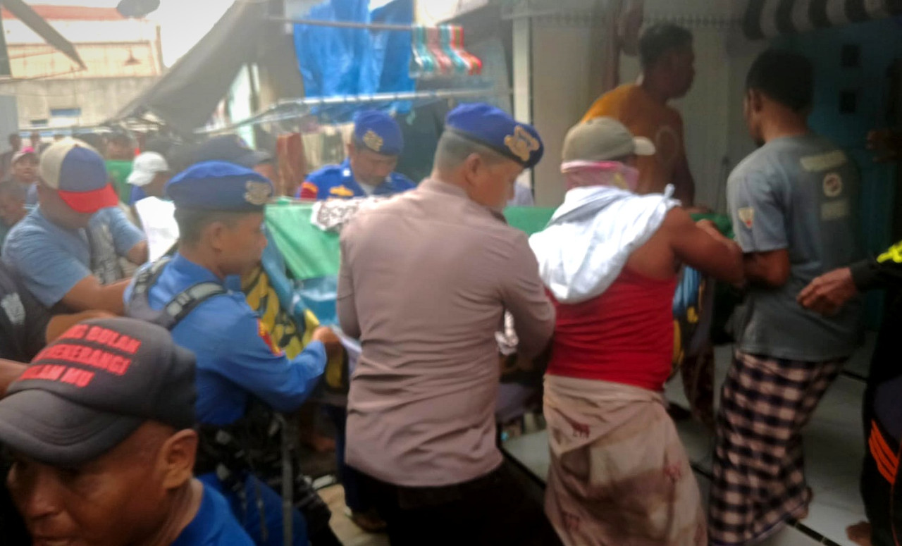 Jenazah nelayan asal Kelurahan Lumpur Gresik saat dievakuasi petugas Satpolairud Polres Gresik dan warga. (Foto: Humas Polres Gresik)