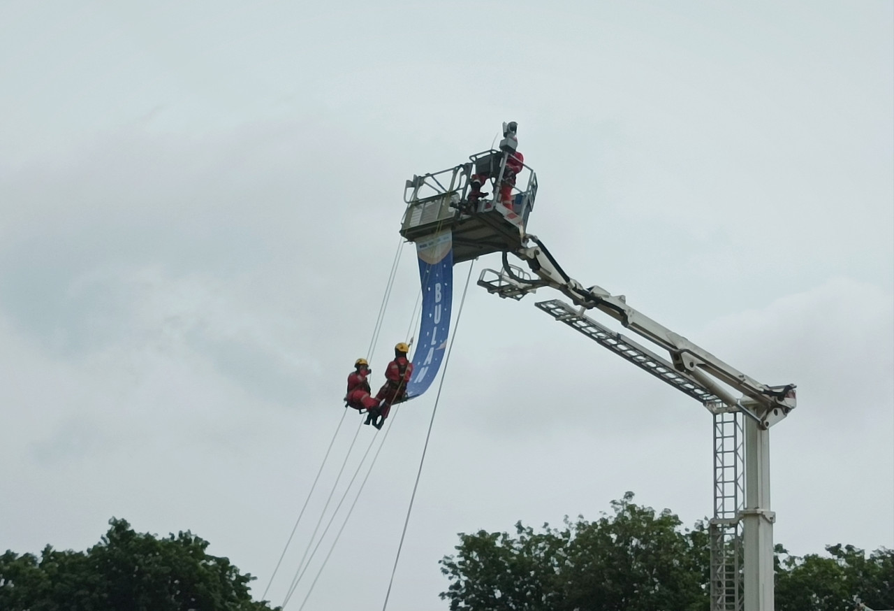 Foto: Pertunjukan simulasi Keselamatan dan Kesehatan Kerja (K3) di acara pembukaan Bulan K3 2026 di Stadion Petrokimia Gresik, Kabupaten Gresik. (Sahlul Fahmi/jatimnow.com)