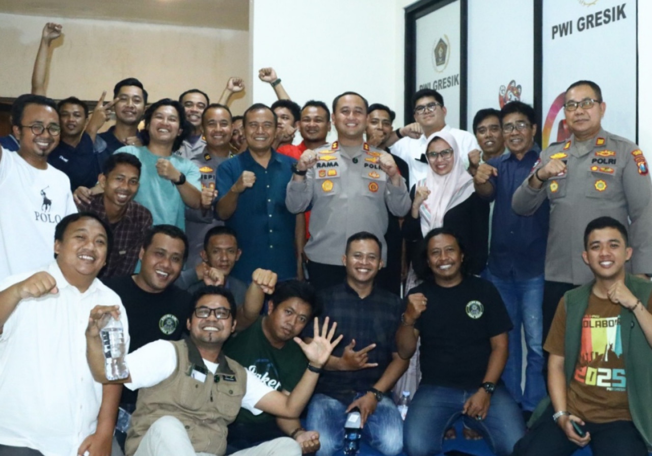 Foto: Kapolres Gresik AKBP Ramadhan Nasution foto bersama dengan anggota PWI Gresik. (Humas Polres Gresik/jatimnow.com)
