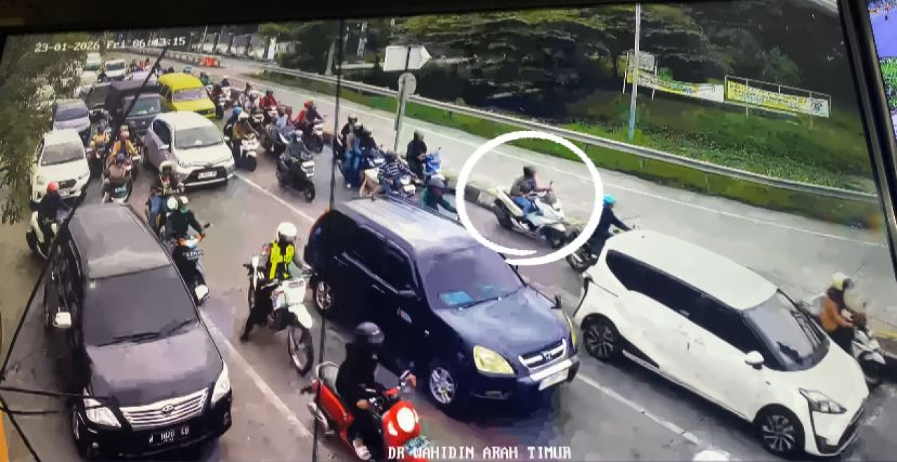 Foto: Rekaman CCTV  saat pelaku yang diduga melakukan pencabulan terhadap pelajar perempuan di Kebomas. (Humas Polres Gresik/jatimnow.com))