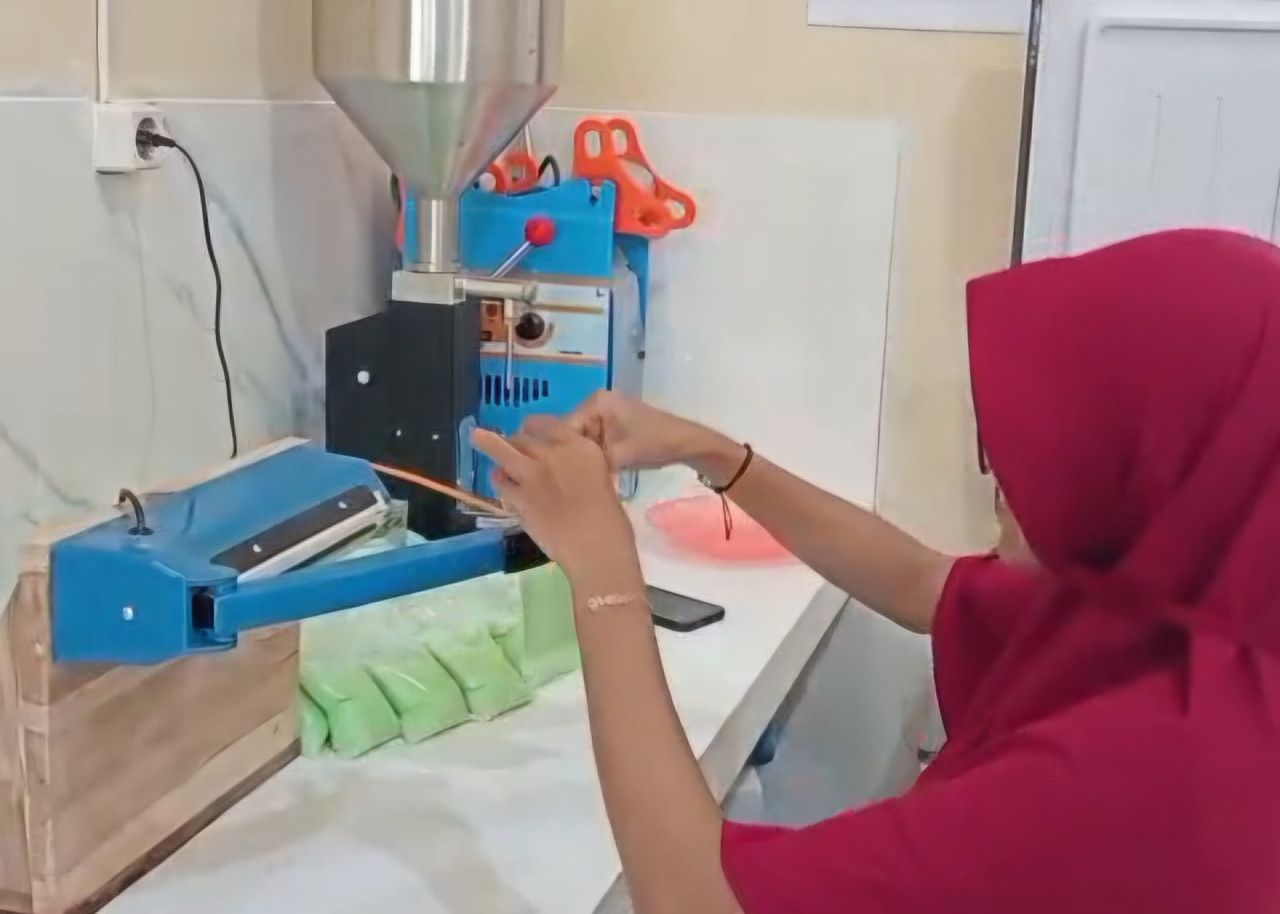 Aktifitas harian pelaku UMKM Lamongan produk susu kedelai (Foto: Adyad Ammy Iffansah/jatimnow.com)