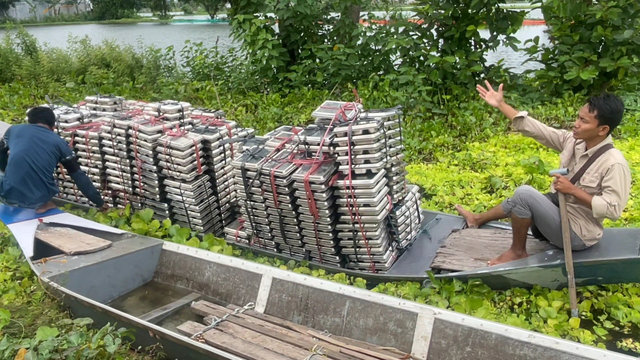 Proses distribusi MBG ditengah Banjir di Kecamatan Kalitengah, Lamongan. (Foto: Adyad Ammy Iffansah/jatimnow.com)