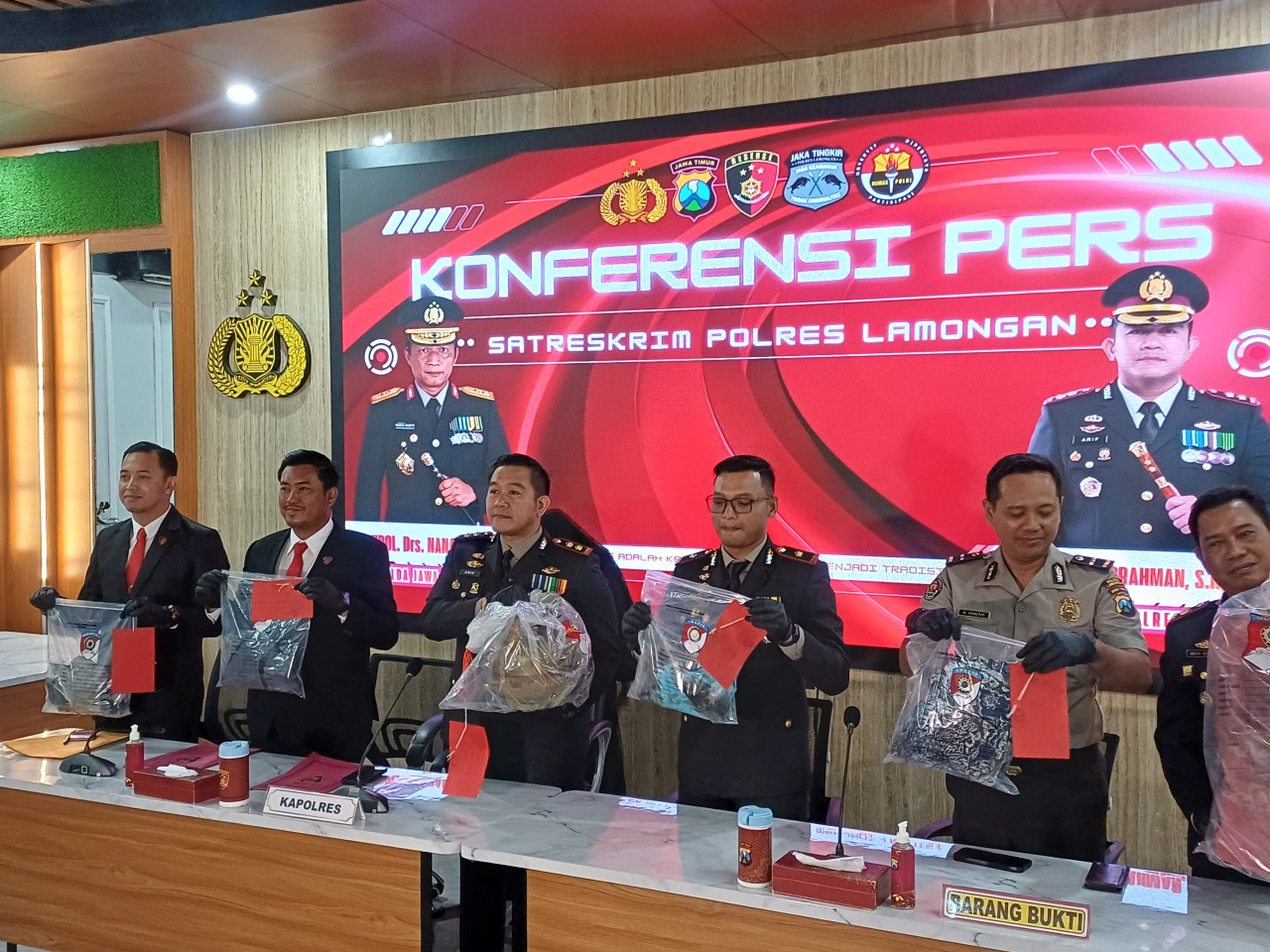 Foto: Rilis kasus pembunuhan anak oleh ayah sendiri di Sukodadi, Lamongan. (Adyad Ammy Iffansah/jatimnow.com)