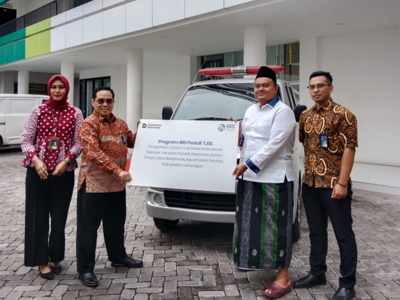 BRI Lamongan menyalurkan bantuan TJLS berupa ambulans ke Ponpes Sunan Drajat. (Foto: Adyad Ammy Iffansah/jatimnow.com)