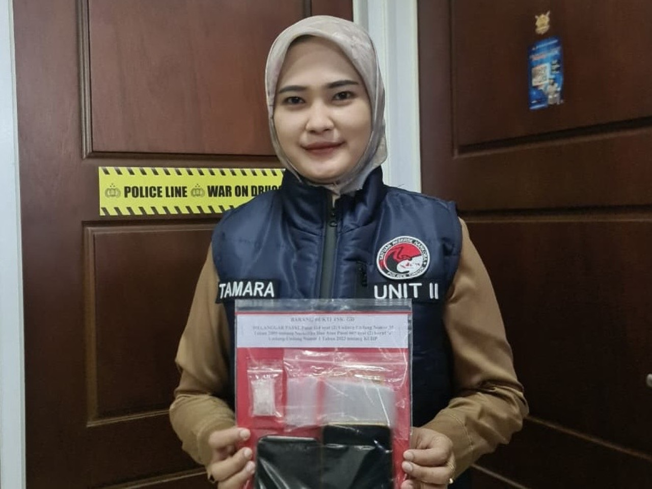 Petugas Satnarkoba Polres Gresik menunjukkan barang bukti narkoba. (Foto: Polres Gresik/jatimnow.com)