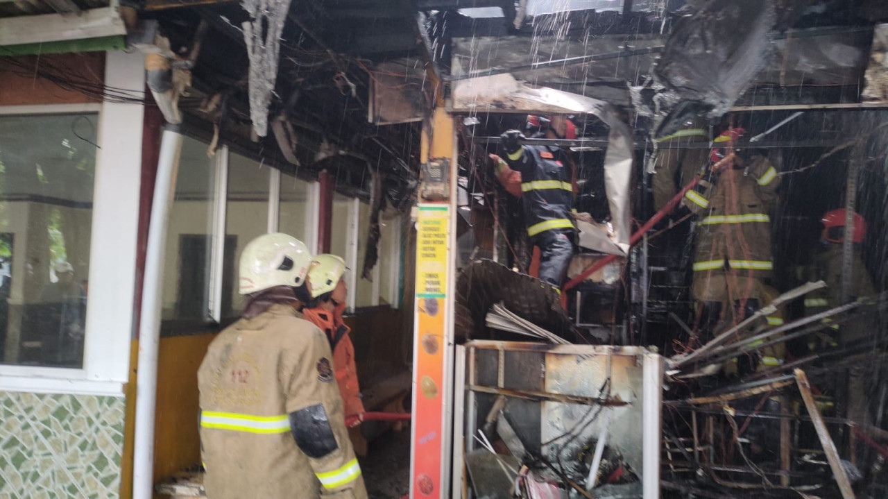 Stand Permata di Jalan Kayoon Surabaya Terbakar, Diduga Akibat Korsleting Listrik