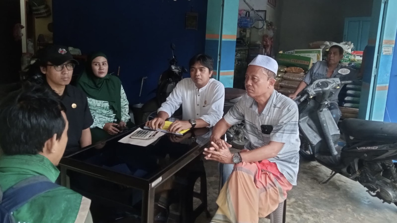 Komisi B DPRD Jember sidak di kios pupuk. (Foto: Sugianto/jatimnow.com)