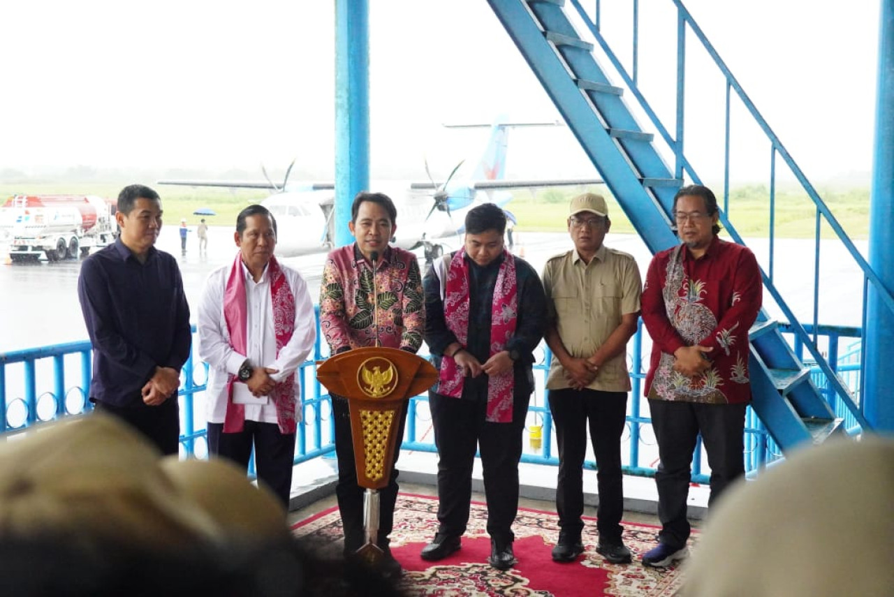Anggota DPR RI bersama Bupati Jember di Bandara Notohadinegoro. (Foto: Sugianto/jatimnow.com)