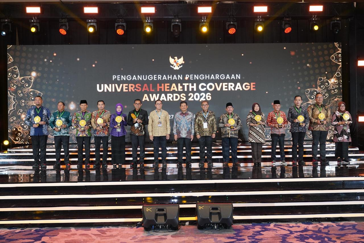 Wali Kota Kediri Vinanda Prameswati menerima langsung penghargaan UHC Award 2026. (Foto: Pemkot Kediri/jatimnow.com)