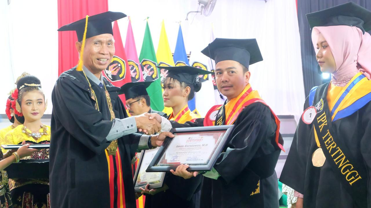 Wisuda ke-60 Universitas Kadiri. (Foto: Unik for jatimnow.com)