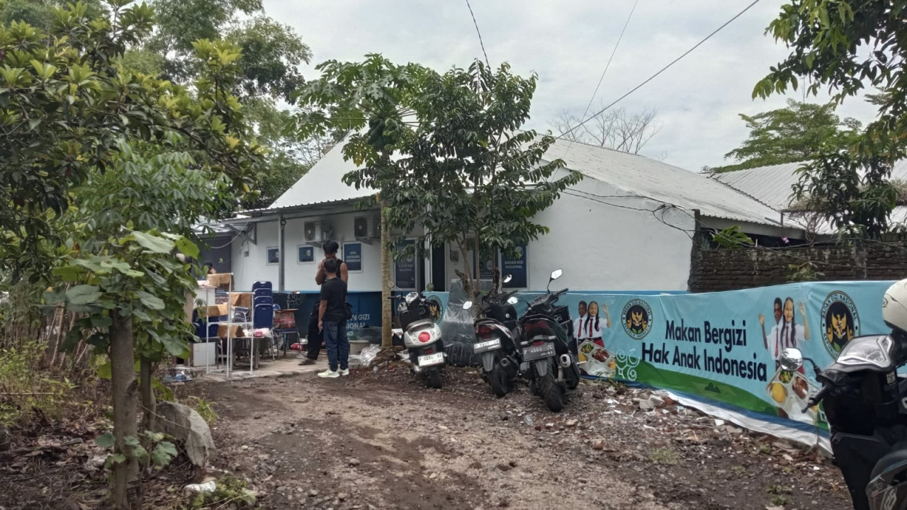 Relawan SPPG Semeru Jember mengevakuasi barang-barang terdampak banjir. (Foto: Sugianto/jatimnow.com)