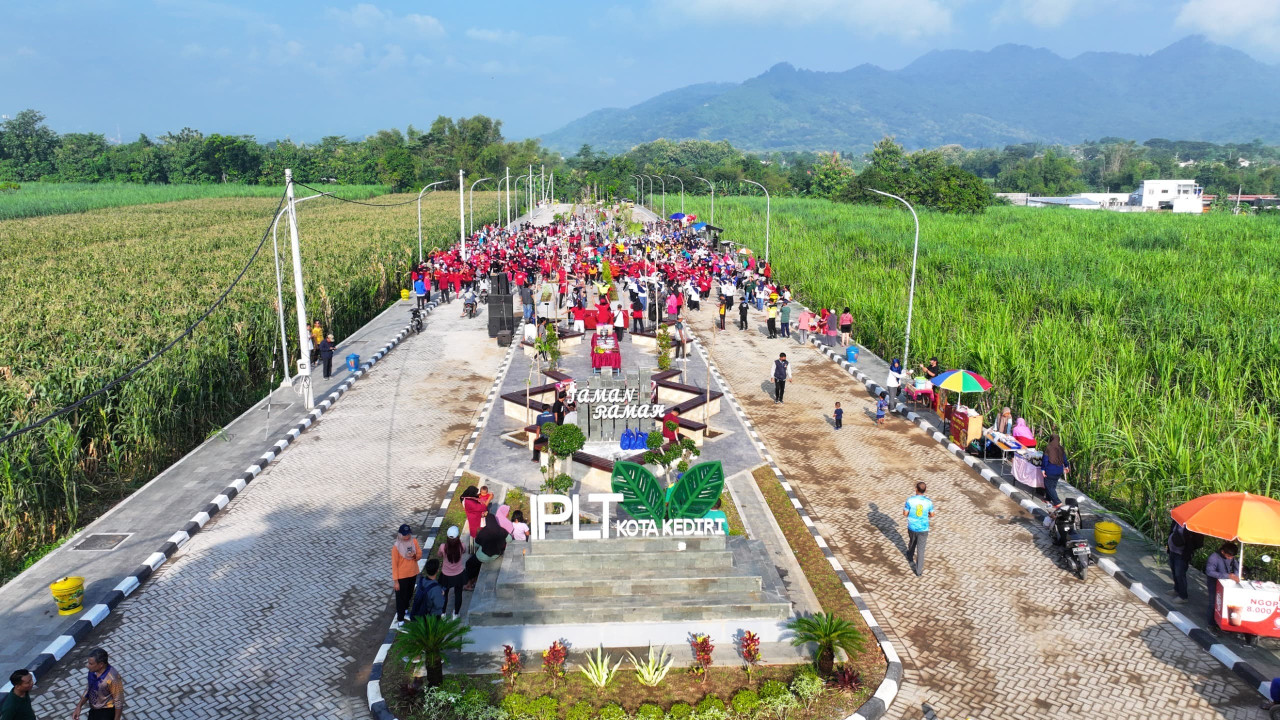Wali Kota Kediri, Vinanda Prameswati, mengajak masyarakat senam bersama di Taman Ramah yang berada di kawasan Instalasi Pengolahan Lumpur Tinja (IPLT). (Foto: Pemkot Kediri/jatimnow.com)