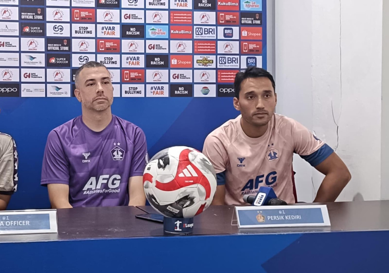 Pelatih kepala Persik Kediri Marcos Reina Torres dan perwakilan pemain Persik Ezra Walian saat menghadiri konferensi pers Malut United vs Persik Kediri. (Foto: Persik Kediri/jatimnow.com)