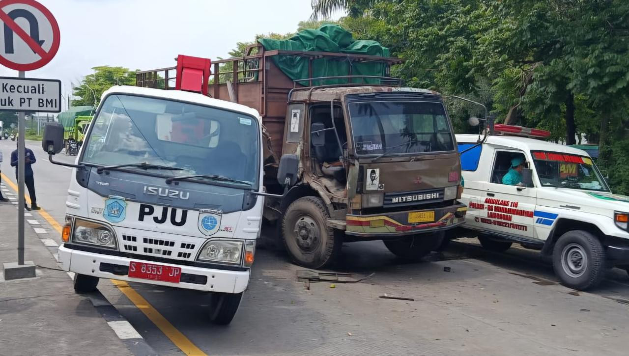 Evakuasi korban laka beruntun di Lamongan. (Foto: Humas Pemkab Lamongan for jatimnow.com)