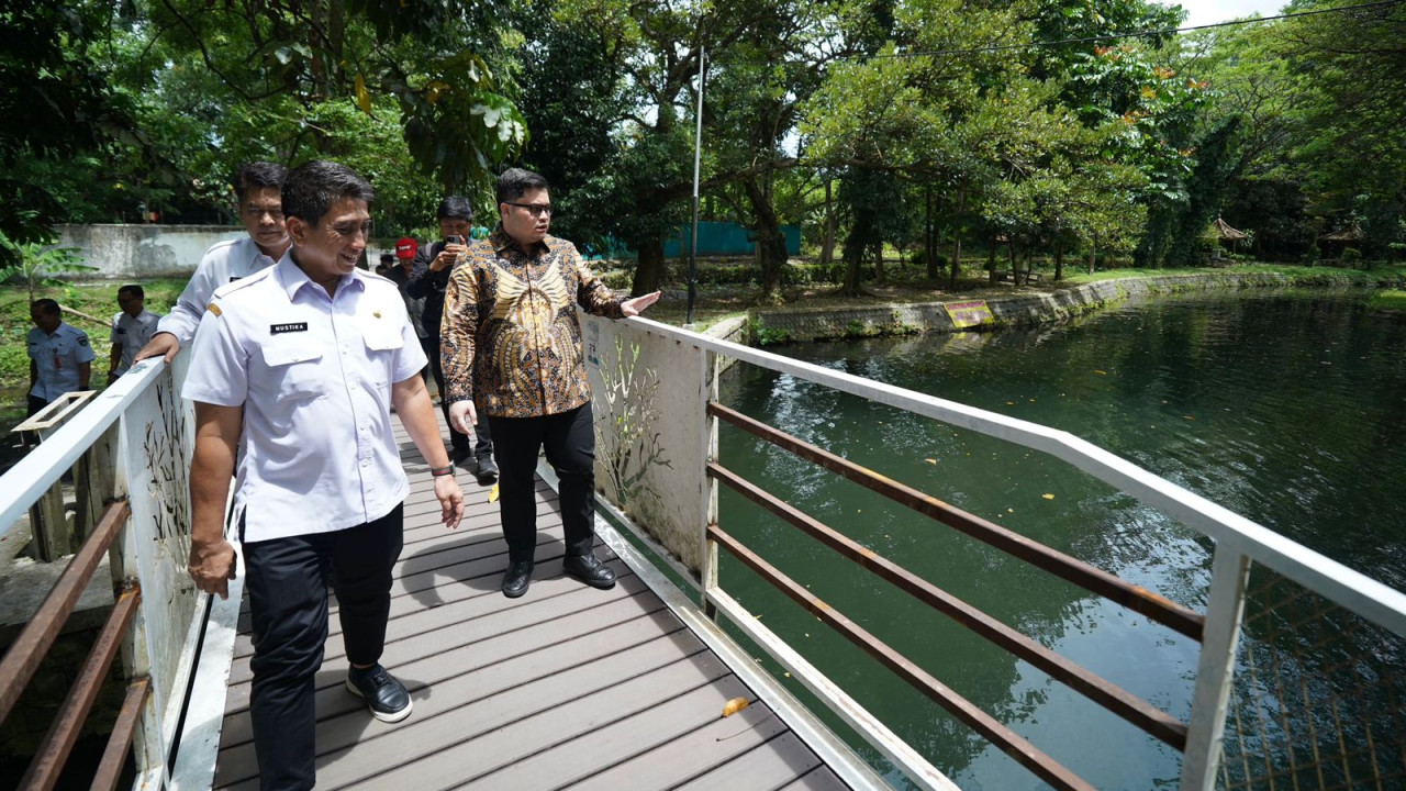 Mas Dhito saat meninjau wisata Ubalan di Kediri. (Foto: Pemkab Kediri/jatimnow.com)