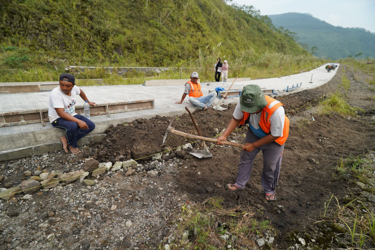 Perbaikan jalan di Gunung Kelud, Kabupaten Kediri. (Foto: Pemkab Kediri/jatimnow.com)