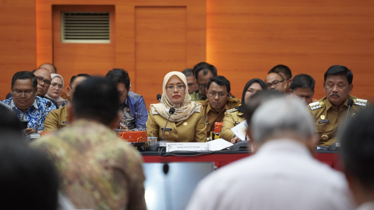Mbak Dewi saat menghadiri rapat implementasi konsep sewa Barang Milik Daerah (BMD) yang diselenggarakan Kementerian Dalam Negeri. (Foto: Pemkab Kediri/jatimnow.com)