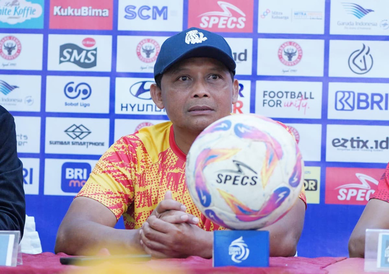 Foto: Kuncoro saat konferensi pers sebagai caretacer Arema FC (Aris/jatimnow.com)