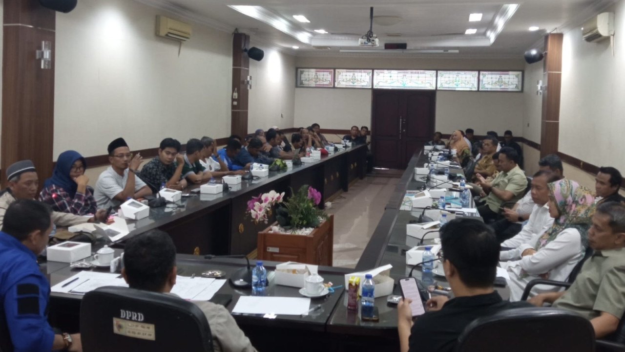 Warga Perumahan Villa Indah Tegal Besar gelar RDP dengan Komisi C DPRD Jember. (Foto: Sugianto/jatimnow.com)