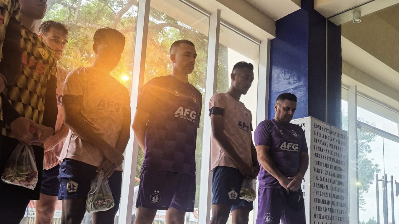 Pelatih dan pemain Persik Kediri doa bersama di Gate 13 Stadion Kanjuruhan Malang. (Foto: Persik Kediri/jatimnow.com)